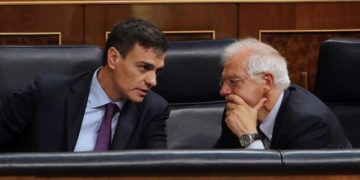 El canciller español, Josep Borrell (derecha), conversa con el presidente del Gobierno de España, Pedro Sánchez. Foto: EFE.