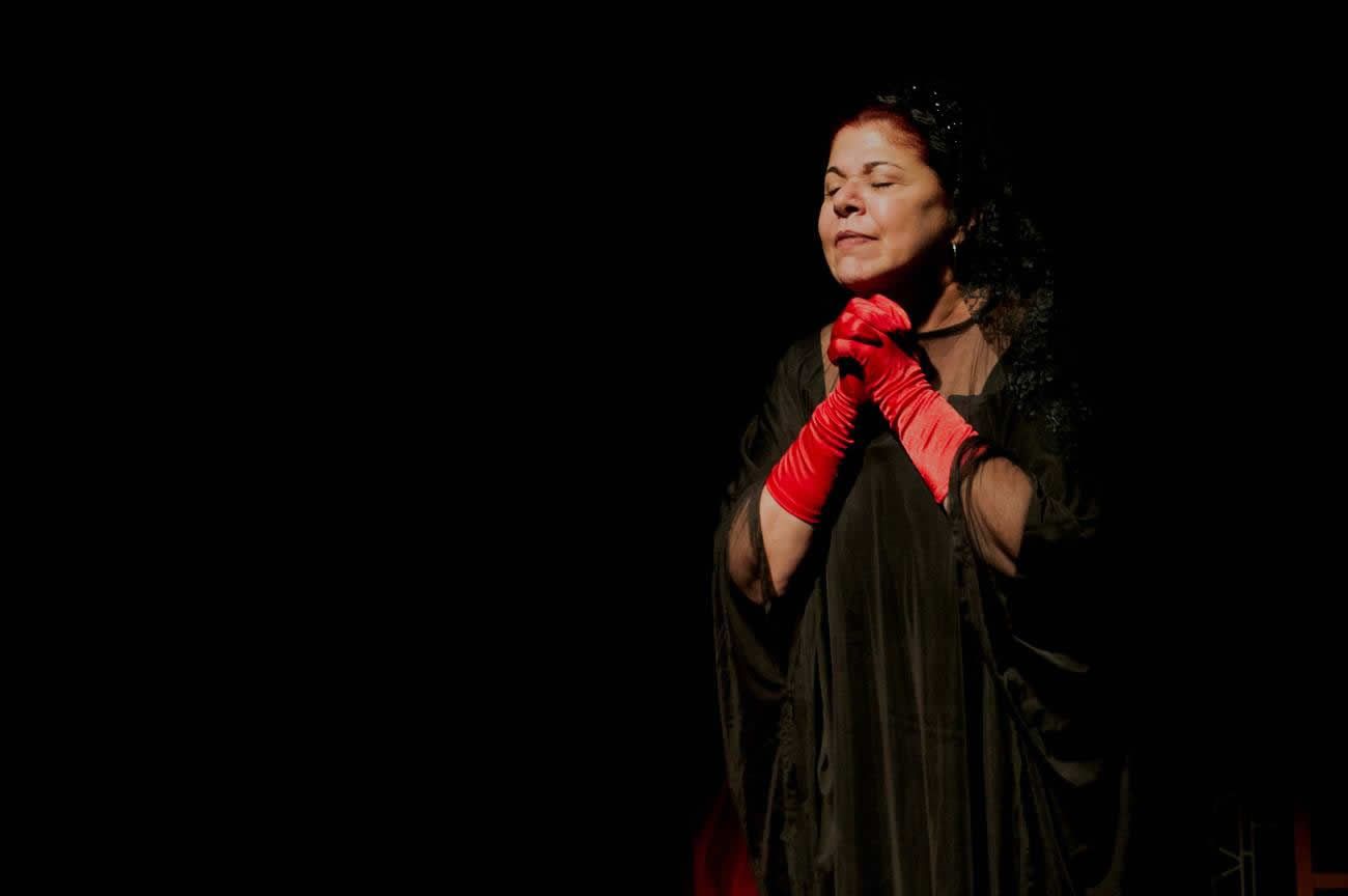 Susana Pérez interpreta a la Jabá en "Habana Café", una obra sobre el famoso chulo habanero Yarini. Foto: Otmaro Rodríguez.