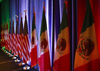 Las banderas de Canadá, EEUU y México sobre un escenario antes de una conferencia de prensa sobre las negociaciones del Tratado de Libre Comercio de América del Norte. Foto: Jacquelyn Martin/AP.
