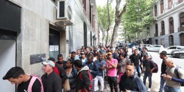 Foto de archivo de inmigrantes cubanos haciendo fila a las afueras del Ministerio de Relaciones Exteriores de Uruguay, en Montevideo. Foto: Raúl Martínez / EFE / Archivo.