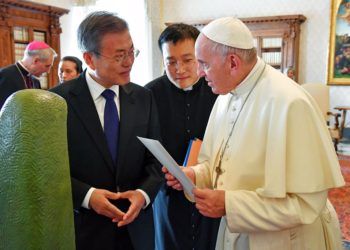 El presidente surcoreano Moon Jae-in, lizquierda, haabla con el papa Francisco en el Vaticano, jueves 18 de octubre de 2018. Foto: Alessandro Di Meo / ANSA vía AP.