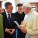 El presidente surcoreano Moon Jae-in, lizquierda, haabla con el papa Francisco en el Vaticano, jueves 18 de octubre de 2018. Foto: Alessandro Di Meo / ANSA vía AP.