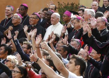 El papa Francisco posa para la foto de grupo con obispos y participantes durante la última jornada del Sínodo de Obispos en el Vaticano, el sábado 27 de octubre de 2018. Foto: Fabio Frustaci / ANSA vía AP.