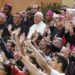 El papa Francisco posa para la foto de grupo con obispos y participantes durante la última jornada del Sínodo de Obispos en el Vaticano, el sábado 27 de octubre de 2018. Foto: Fabio Frustaci / ANSA vía AP.