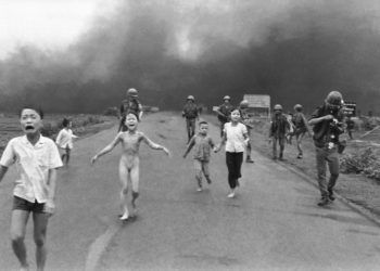Las fuerzas de Vietnam del Sur siguen a los aterrorizados niños, incluyendo a Kim Phuc, de 9 años de edad, en el centro, mientras corren después de un ataque aéreo con napalm, el 8 de junio de 1972. Foto: Nick Ut/AP.