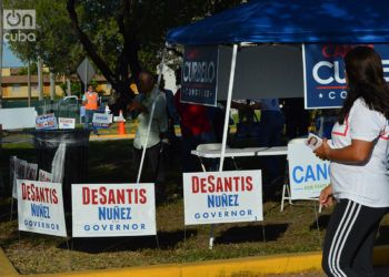 Activistas republicanos en las afueras de un centro de votación en Miami. Foto; Marita Pérez Díaz.