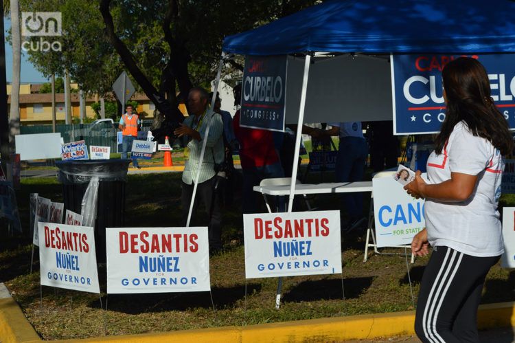 Activistas republicanos en las afueras de un centro de votación en Miami. Foto; Marita Pérez Díaz.