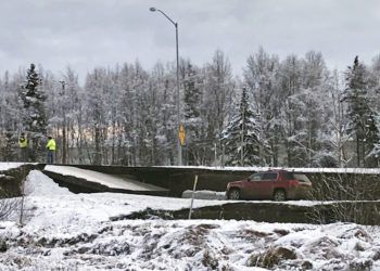 Un automóvil queda atrapado en una sección colapsada de la rampa de salida de la carretera Minnesota Drive en Anchorage, el viernes 30 de noviembre de 2018, luego de un sismo. Foto: Dan Joling / AP.