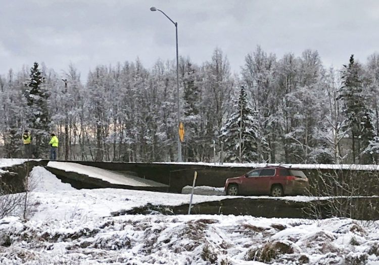 Un automóvil queda atrapado en una sección colapsada de la rampa de salida de la carretera Minnesota Drive en Anchorage, el viernes 30 de noviembre de 2018, luego de un sismo. Foto: Dan Joling / AP.
