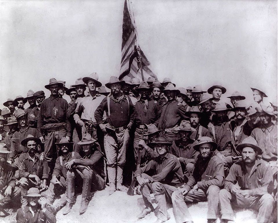 Famosa estampa de los Rough-Riders, con el coronel Roosevelt al centro, tras conquistar las trincheras de San Juan, 1898. Foto: Archivo de Ignacio Fernández Díaz.