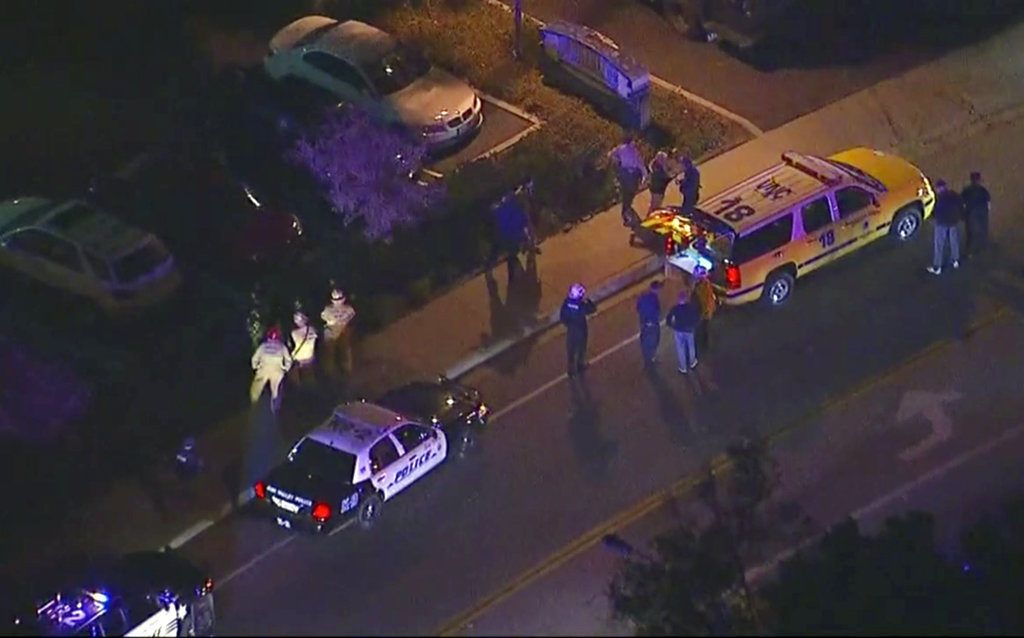 En esta imagen, tomada de un video aéreo, vehículos policiales desplegados en una carretera en las inmediaciones de una balacera en Thousand Oaks, California, el 8 de noviembre de 2018. (KABC via AP)