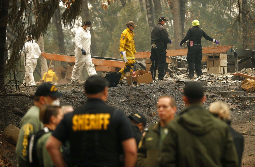 Investigadores recuperan restos humanos en una casa arrasada por un incendio, el 15 de noviembre de 2018, en Magalia, California. (AP Foto/John Locher)