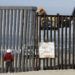 Un hombre en el lado estadounidense de la frontera (arriba) trabaja en la estructura ante la mirada de otro desde la playa, en Tijuana, México, el 15 de noviembre de 2018. (AP Foto/Gregory Bull)