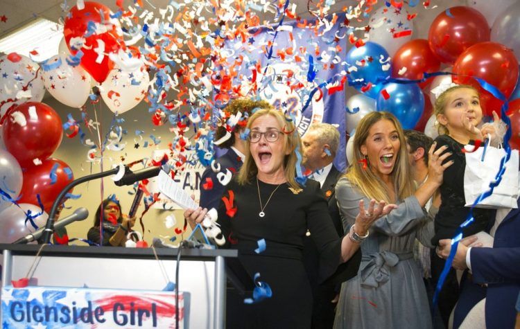 La demócrata Madeleine Dean celebra su victoria en el cuarto distrito del Congreso en Pennsylvania, en Fort Washington, Pennsylvania, el 6 de noviembre de 2018. Foto: Charles Fox / The Philadelphia Inquirer vía AP.