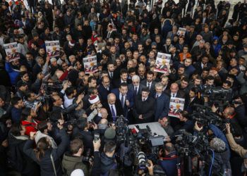 Miembros de la Asociación Prensa Turco-Árabe y amigos llevan fotos al asistir a una ceremonia de rezos funerales en ausencia por el periodista saudí Jamal Khashoggi, asesinado el mes pasado en el consulado de Arabia Saudí en Estambul, el viernes, 16 de noviembre del 2018. Foto: Emrah Gurel / AP.