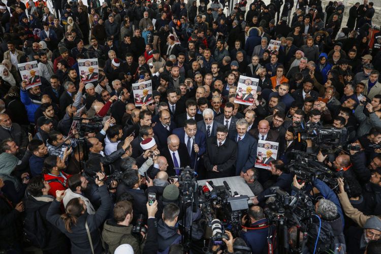Miembros de la Asociación Prensa Turco-Árabe y amigos llevan fotos al asistir a una ceremonia de rezos funerales en ausencia por el periodista saudí Jamal Khashoggi, asesinado el mes pasado en el consulado de Arabia Saudí en Estambul, el viernes, 16 de noviembre del 2018. Foto: Emrah Gurel / AP.