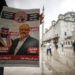 Un hombre sostiene un cartel que muestra imágenes del príncipe heredero saudí Muhammed bin Salman y del periodista Jamal Khashoggi, en el que se describe al príncipe como "asesino" y a Khashoggi como "mártir" durante un momento de oración por Khashoggi, asesinado en el consulado saudí el mes pasado en Estambul, el viernes 16 de noviembre de 2018. Foto: Emrah Gurel / AP.