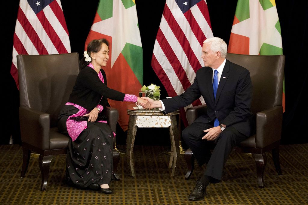 El vicepresidente de Estados Unidos, Mike Pence (derecha), se reúne con la líder de Myanmar Aung San Suu Kyi en Singapore, el 14 de noviembre de 2018. (AP Foto/Bernat Armangue, Pool)