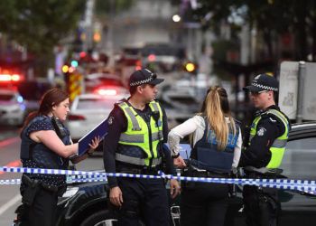 Agentes de la policía en la escena del atentado en el centro de Melbourne, Australia, el 9 de noviembre de 2018. Foto: AFP / El País.