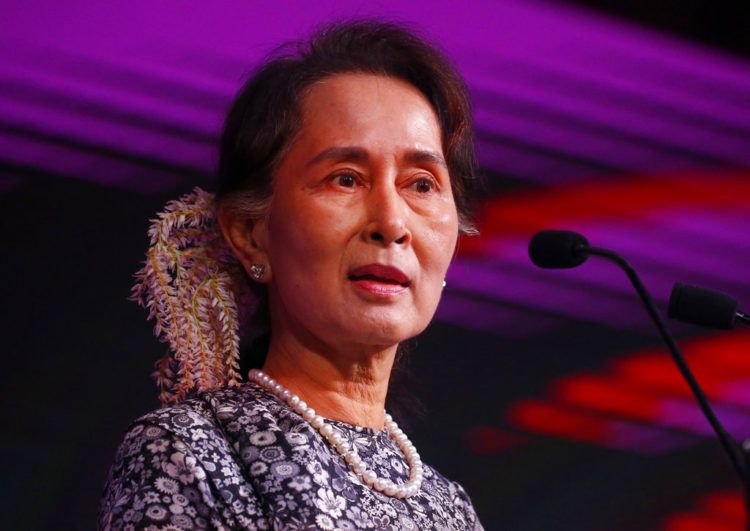 La dirigente de Myanmar Aung San Suu Kyi en un evento en Singapur el 12 de noviembre del 2018.  (AP Photo/Bullit Marquez)