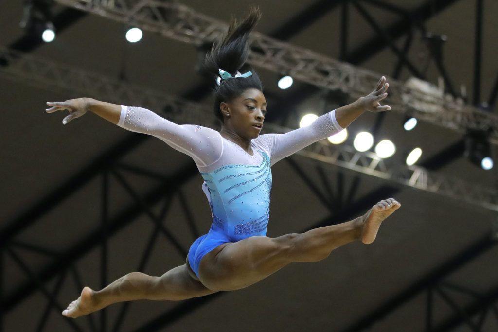 La estadounidense Simone Biles salta sobre la barra durante la prueba combinada de mujeres del Mundial en Doha, Qatar. (AP Foto/Vadim Ghirda)