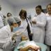 Médicos cubanos observan un procedimiento dental durante una sesión de capacitación en una clínica de salud en Brasilia. El gobierno de Brasil dice que va a comenzar pronto a seleccionar médicos locales para remplazar a los más de 8.000 doctores cubanos que trabajan en áreas del país donde los servicios médicos escasean. Foto> Eraldo Peres / AP.