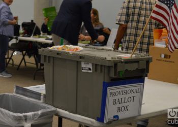 Una caja de boletas en un centro de votaciones en en Miami, Florida. Foto; Marita Pérez Díaz.