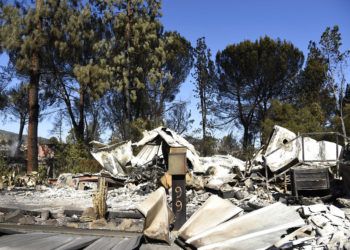 Esta fotografía del domingo 11 de noviembre de 2018 muestra una casa que quedó destruida tras un incendio en Agoura Hills, California. Foto: Chris Pizzello / AP.