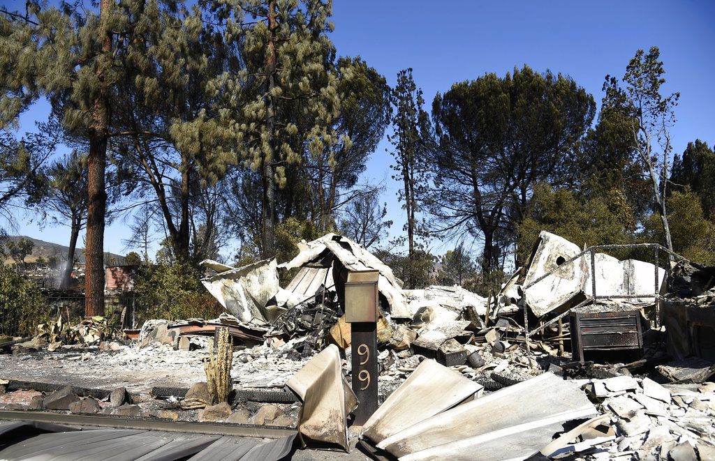 Esta fotografía del domingo 11 de noviembre de 2018 muestra una casa que quedó destruida tras un incendio en Agoura Hills, California. (AP Foto/Chris Pizzello)
