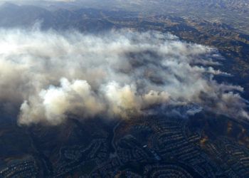 En esta imagen captada desde un helicóptero, incendios forestales arden el viernes 9 de noviembre de 2018 en la sección Calabasas de Los Ángeles. Foto: Mark J. Terrill / AP.