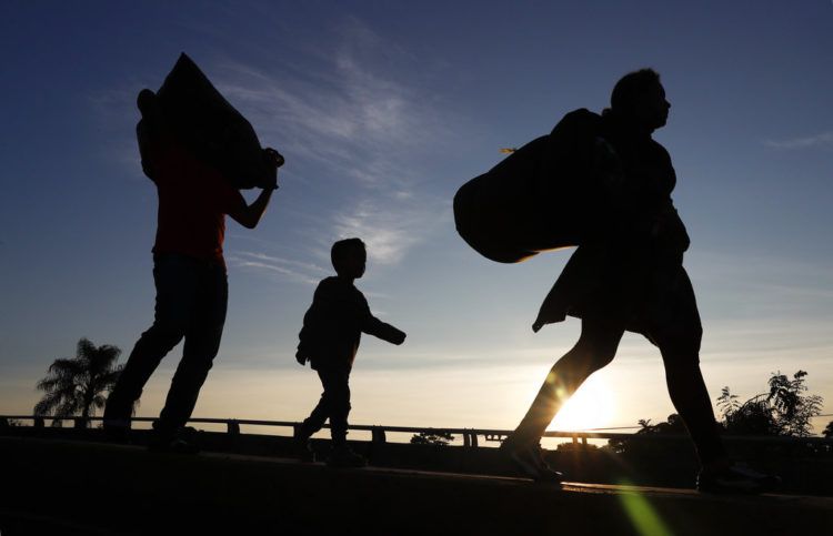 Migrantes centroamericanos comienzan su caminata matutina como parte de una caravana de miles de personas que espera llegar a la frontera con Estados Unidos a la salida de Córdoba en el estado mexicano de Veracruz, el lunes 5 de noviembre de 2018. (AP Foto / Marco Ugarte)