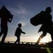 Migrantes centroamericanos comienzan su caminata matutina como parte de una caravana de miles de personas que espera llegar a la frontera con Estados Unidos a la salida de Córdoba en el estado mexicano de Veracruz, el lunes 5 de noviembre de 2018. (AP Foto / Marco Ugarte)