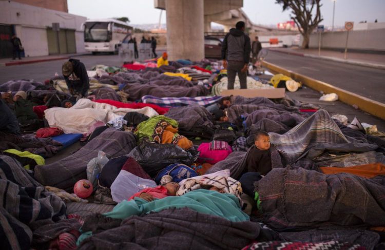 Un grupo de migrantes duerme bajo un puente en el cruce fronterizo Chaparral en Tijuana, México, el viernes 23 de noviembre de 2018. Foto: Rodrigo Abd / AP.