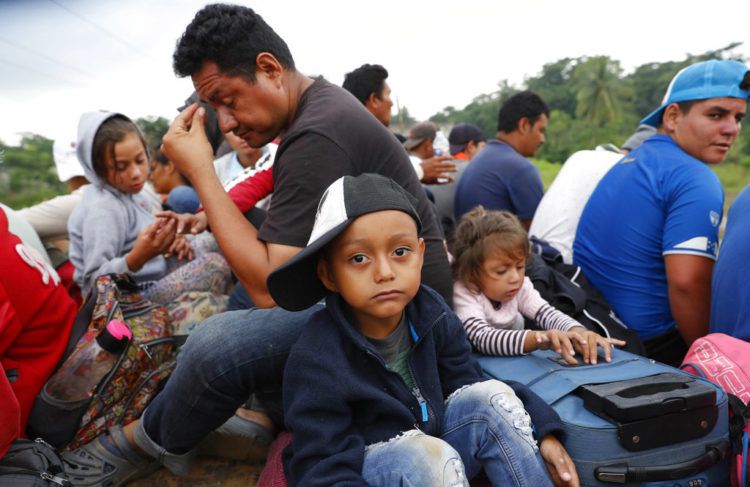 Migrantes centroamericanos que forman parte de la caravana que espera llegar a la frontera con Estados Unidos, en un remolque Donají, en el estado de Oaxaca, México, el viernes 2 de noviembre de 2018. Foto: Marco Ugarte / AP.
