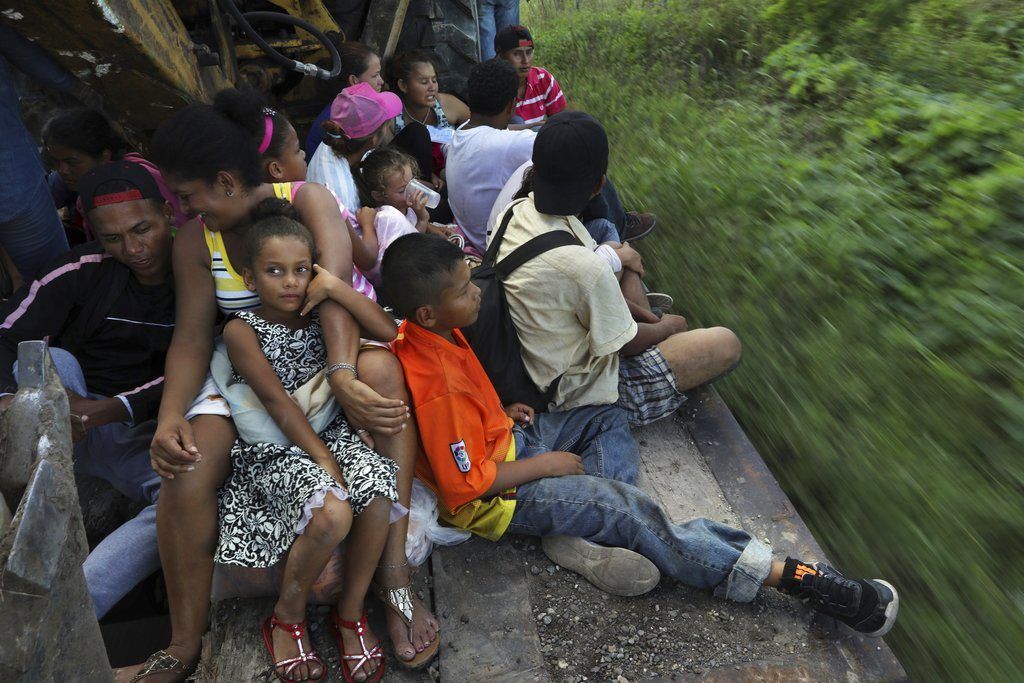 Migrantes centroamericanos, parte de la caravana que desea llegar a Estados Unidos, viajan en un camión en Loma Bonita, en el estado de Oaxaca, México, el sábado 3 de noviembre de 2018. Foto: Rodrigo Abd/AP.