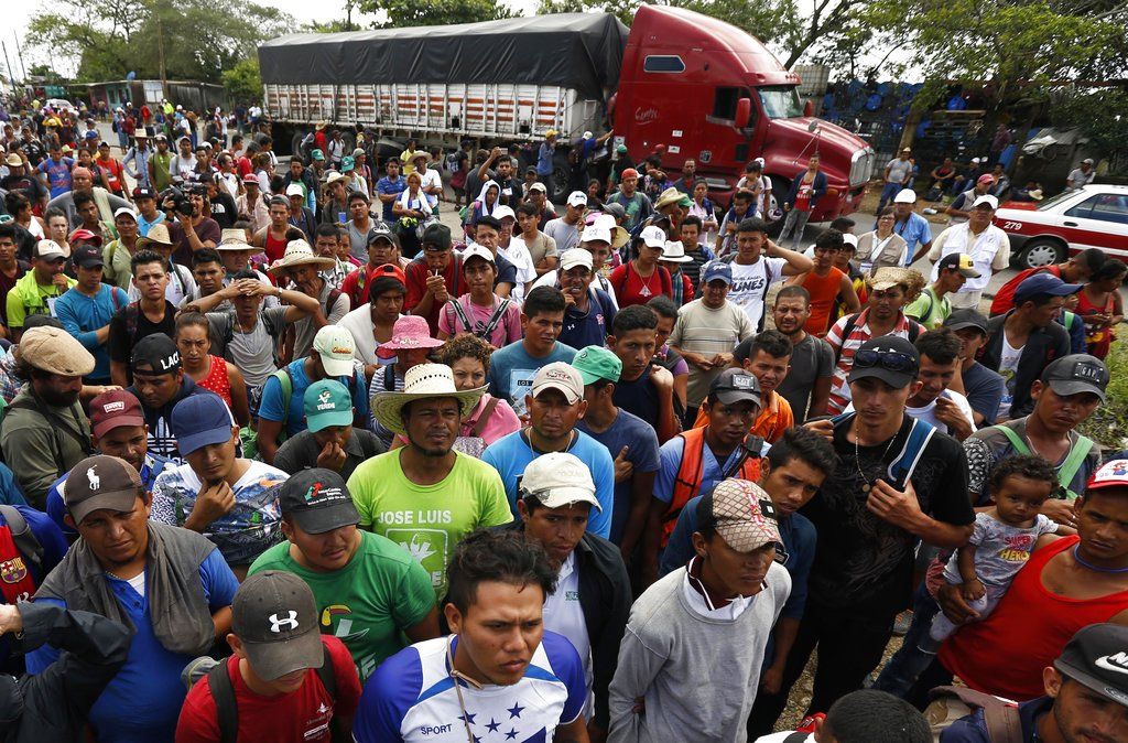 Migrantes centroamericanos, parte de una caravana que desea llegar a Estados Unidos, aguardan para obtener un viaje a dedo en un camión, en la localidad de Isla, estado de Veracruz, México, el sábado 3 de noviembre de 2018. Foto: Marco Ugarte/AP.
