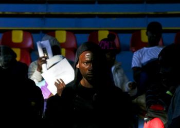 Migrantes haitianos esperan para registrarse para repatriación afuera de un gimnasio local en Santiago de Chile el miércoles 7 de noviembre de 2018. (AP Foto/Esteban Felix)
