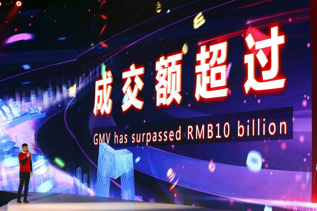 Una pantalla electrónica muestra el momento en el que las ventas superan los 10.000 millones de yuanes (1.430 millones de dólares) a través de las plataformas del gigante en línea chino Alibaba, en Shanghai, China, el domingo 11 de noviembre de 2018. (AP Foto/Ng Han Guan)