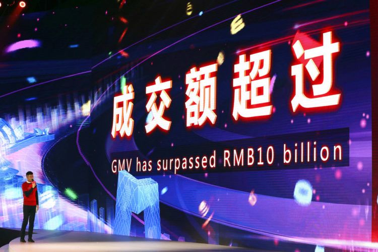 Una pantalla electrónica muestra el momento en el que las ventas superan los 10.000 millones de yuanes (1.430 millones de dólares) a través de las plataformas del gigante en línea chino Alibaba, en Shanghai, China, el domingo 11 de noviembre de 2018. Foto: Ng Han Guan / AP.