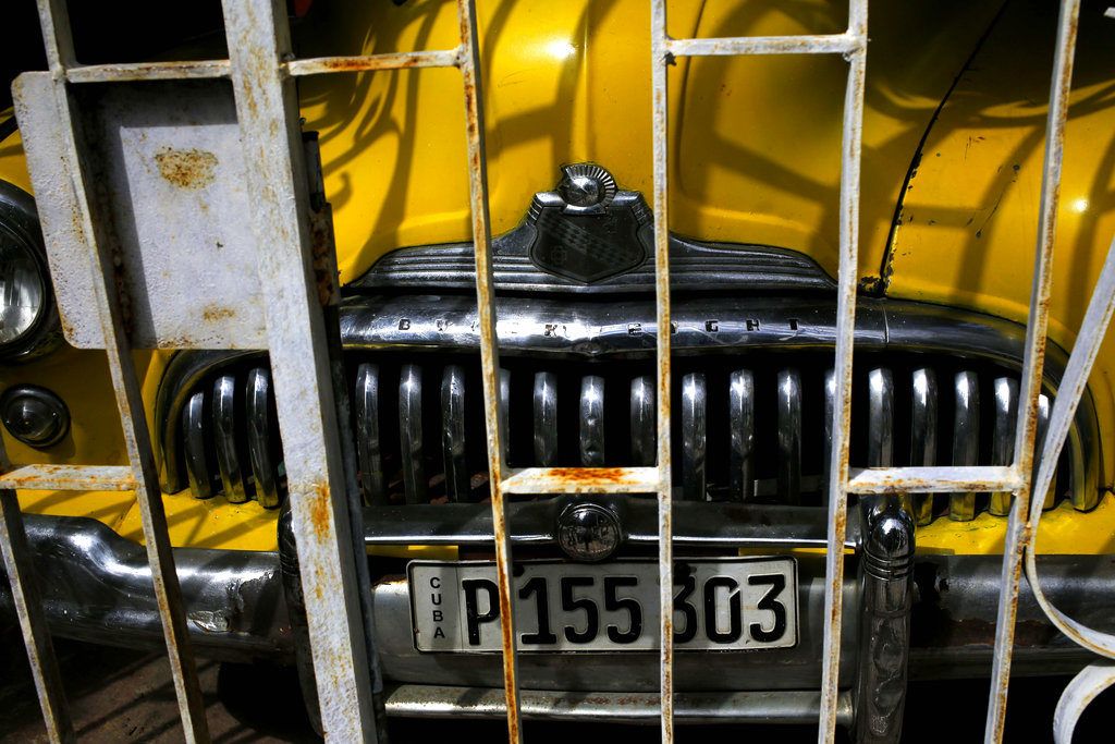Un automóvil Buick Eight de 1948 se encuentra estacionado en un garaje en La Habana, el viernes 16 de noviembre de 2018. Cientos de autos clásicos se congregarán cerca del Malecón para rendirá tributo a este añejo y único grupo de vehículos, uno de los emblemas de Cuba. Foto: Desmond Boylan / AP.