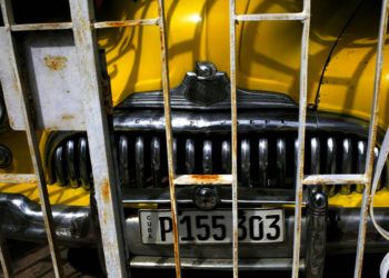 Un automóvil Buick Eight de 1948 se encuentra estacionado en un garaje en La Habana, el viernes 16 de noviembre de 2018. Cientos de autos clásicos se congregarán cerca del Malecón para rendirá tributo a este añejo y único grupo de vehículos, uno de los emblemas de Cuba. Foto: Desmond Boylan / AP.