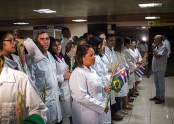 Médicos cubanos esperan para reunirse con el presidente de Cuba, Miguel Díaz-Canel, después de aterrizar en La Habana el viernes 23 de noviembre de 2018. Foto: Desmond Boylan / AP.