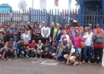 Cubanos en protesta en la sede de la Onu en Puerto España, Trinidad y Tobago.