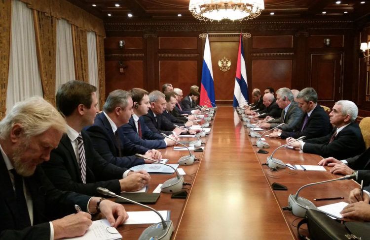 Reunión entre el presidente cubano, Miguel Díaz-Canel, y el primer ministro ruso, Dmitri Medvédev, y sus respectivas delegaciones, en Moscú, el 3 de noviembre de 2018. Foto: @CubaMINREX / Twitter.
