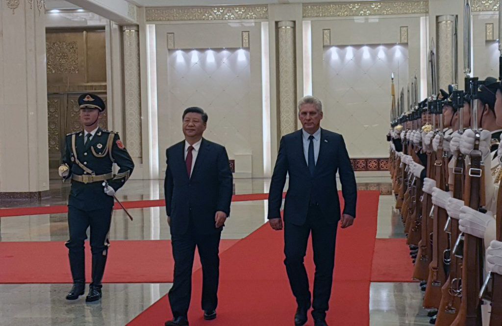 El presidente cubano, Miguel Díaz-Canel (der) es recibido por su homólogo chino Xi Jinping, en el Gran Palacio del Pueblo de Beijing, el 8 de noviembre de 2018. Foto: @CubaMINREX / Twitter.