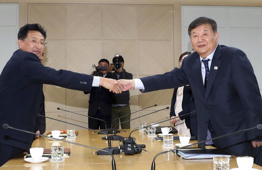 El viceministro de Cultura y Deporte de Corea del Sur, Roh Tae-kang (derecha), estrecha la mano de su homólogo norcoreano, Won Kil U, durante una reunión en la oficina de enlace intercoreana en Kaesong, Corea del Norte, el 2 de noviembre de 2018. Foto: Korea Pool / Yonhap vía AP.