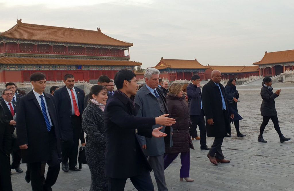 El presidente cubano, Miguel Díaz-Canel, durante su visita a la Ciudad Prohibida en Beijing, China. Foto: @CubaMINREX / Twitter.