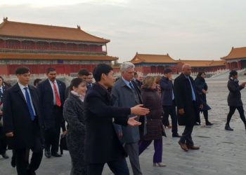 El presidente cubano, Miguel Díaz-Canel, durante su visita a la Ciudad Prohibida en Beijing, China. Foto: @CubaMINREX / Twitter.