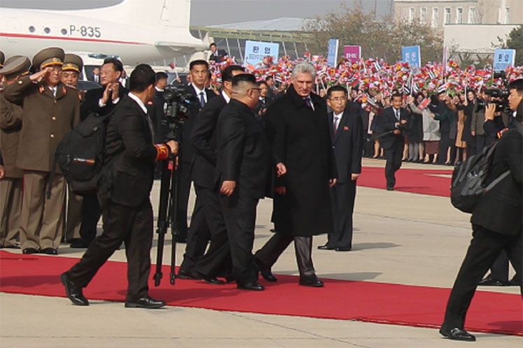 El presidente cubano, Miguel Díaz-Canel, junto al líder de Corea del Norte, Kim Jong-un, durante su visita a Pionyang. Foto: ACN.