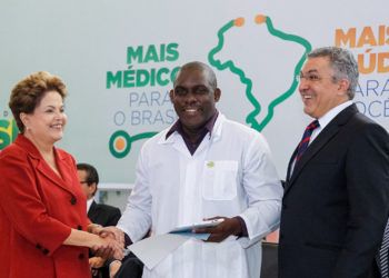 La expresidenta Dilma Rousseff junto a un médico cubano y al Ministro de Salud de su gobierno, Alexandre Padilha, durante la oficialización legal del programa "Más Médicos" en 2013. Foto: Roberto Stuckert Filho/ PR / Archivo.
